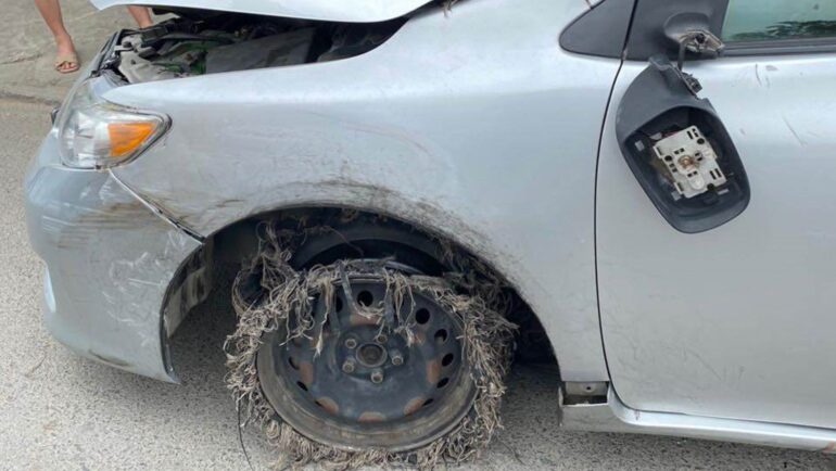 Ô tô có dấu hiệu bị nổ lốp, dẫn đến mất lái. Ảnh: Xuân Hoa