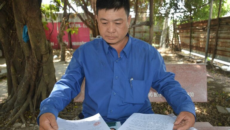 Ông Đỗ Thanh Tuấn nói về lý do nhiều năm gia đình không chịu giao đất cho chính quyền, chiều 10/5. Ảnh: An Minh