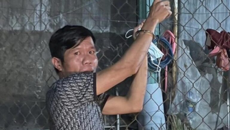 Lĩnh được đưa lại hiện trường khám nghiệm. Ảnh: Yên Khánh