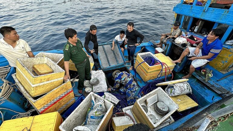 Ngành chức năng kiểm tra tàu cá của ông Triển. Ảnh: Thạch Thảo