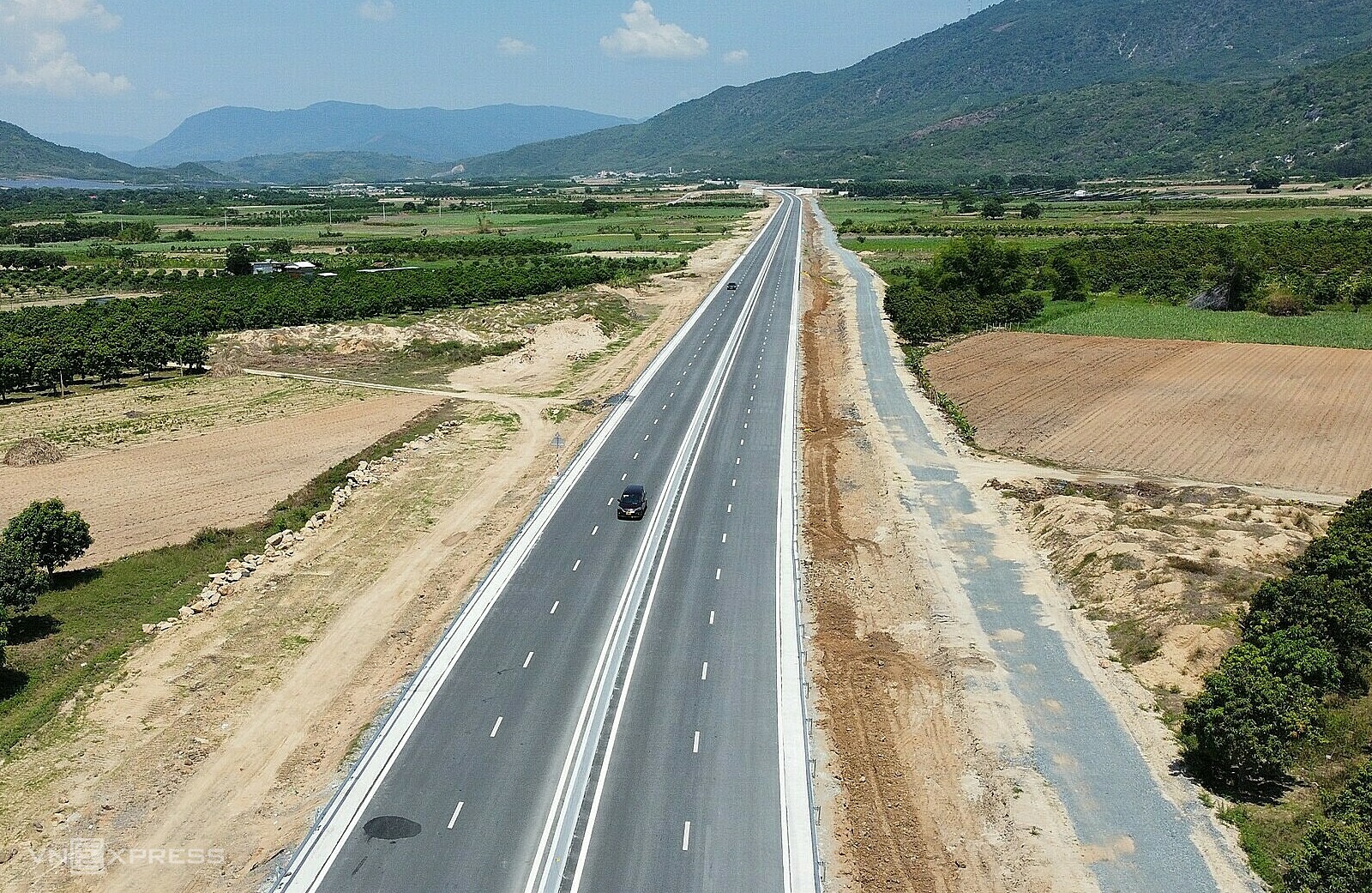 Những ô tô đầu tiên chạy vào cao tốc Nha Trang - Cam Lâm sáng nay. Ảnh: Bùi Toàn