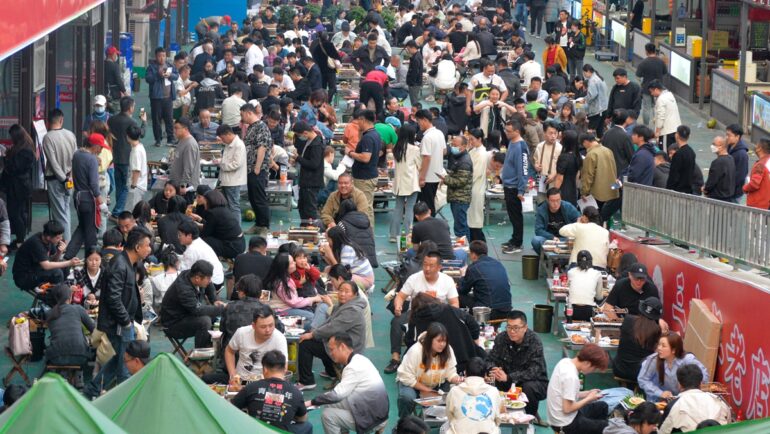 Các quầy hàng thịt nướng ở Sơn Đông (Trung Quốc). Ảnh: VCG