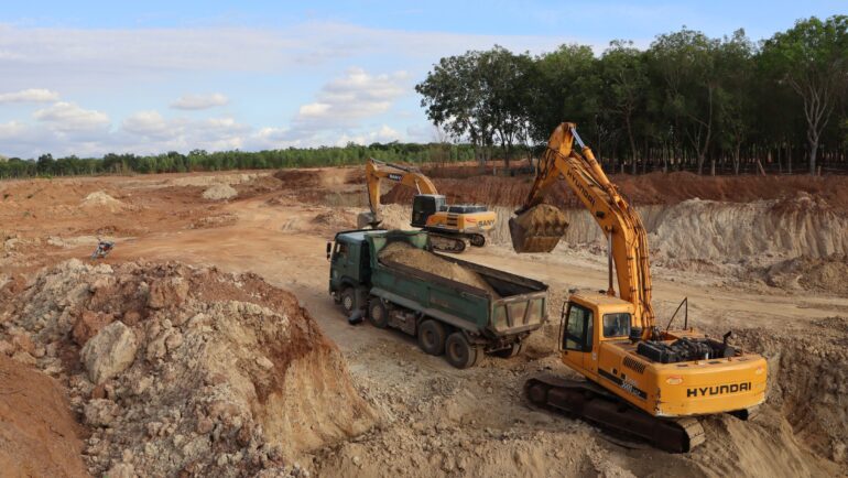 Mỏ đất Hàm Trí phục vụ thi công cao tốc Vĩnh Hảo - Phan Thiết. Ảnh: Việt Quốc