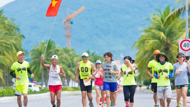 Ông Bảo Hòa (áo số 60), 70 tuổi, đang có lịch tập cố định mỗi tuần cùng các runner trẻ hơn để tham dự Cuộc thi marathon quốc tế Đà Nẵng, sẽ diễn ra tháng 8 tới. Ảnh: Nhân vật cung cấp