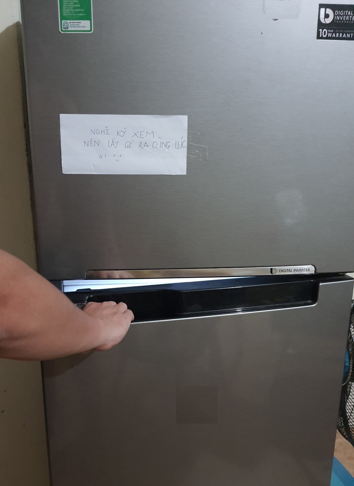 Tủ lạnh nhà chị Thanh dán giấy nhớ để nhắc nhở các thành viên sử dụng tủ lạnh tiết kiệm. Ảnh nhân vật cung cấp