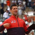 Trên bục nhận cup Roland Garros, Djokovic mặc chiếc áo khoác có in số 23, với ý nghĩa là kỷ lục 23 Grand Slam. Ảnh: Sky