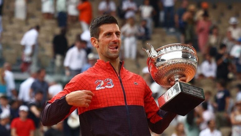 Trên bục nhận cup Roland Garros, Djokovic mặc chiếc áo khoác có in số 23, với ý nghĩa là kỷ lục 23 Grand Slam. Ảnh: Sky