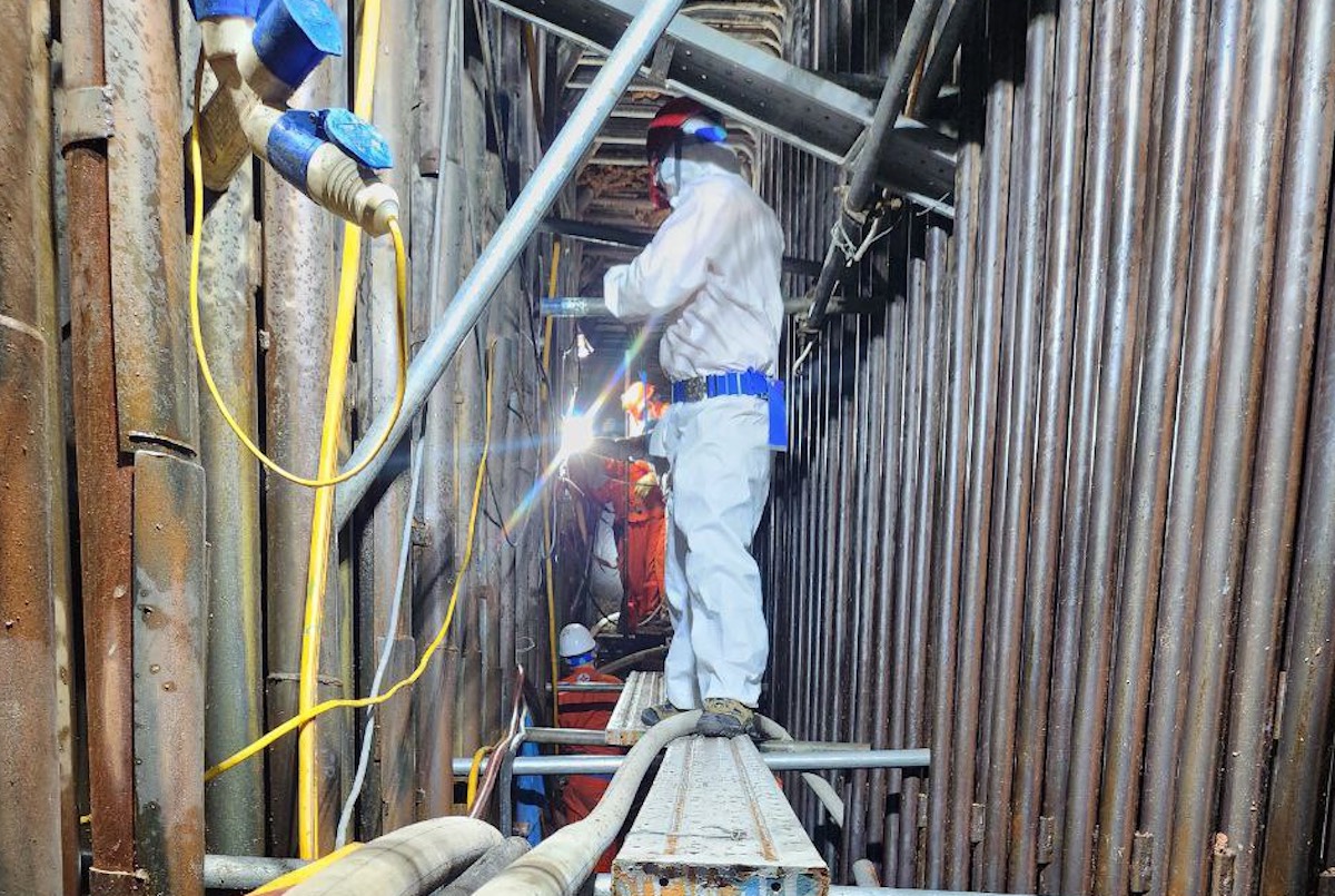 Công nhân sửa chữa bên trong tổ máy số 1, Nhiệt điện Nghi Sơn 1, tháng 6/2023. Ảnh: Nguyễn Hường