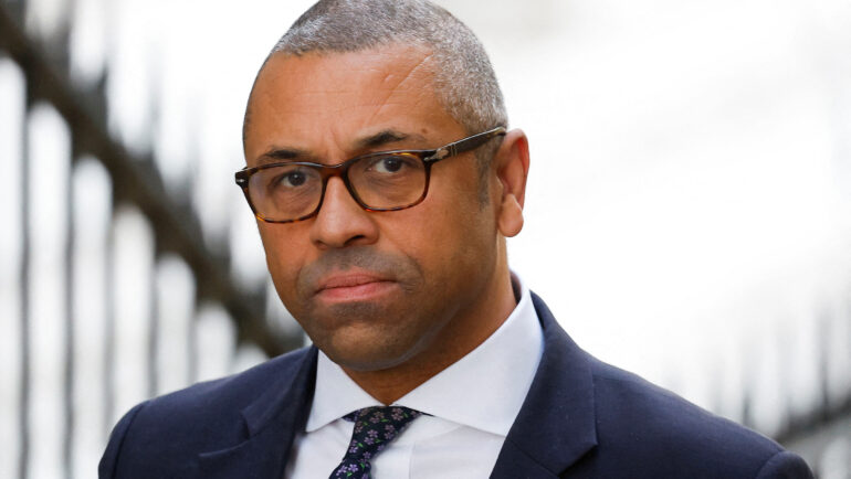 Ngoại trưởng Anh James Cleverly trên Phố Downing, London, hồi tháng 10/2022. Ảnh: Reuters