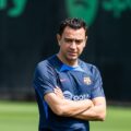 Xavi quan sát một buổi tập của Barca trên sân Joan Gamper. Ảnh: fcbarcelona.com