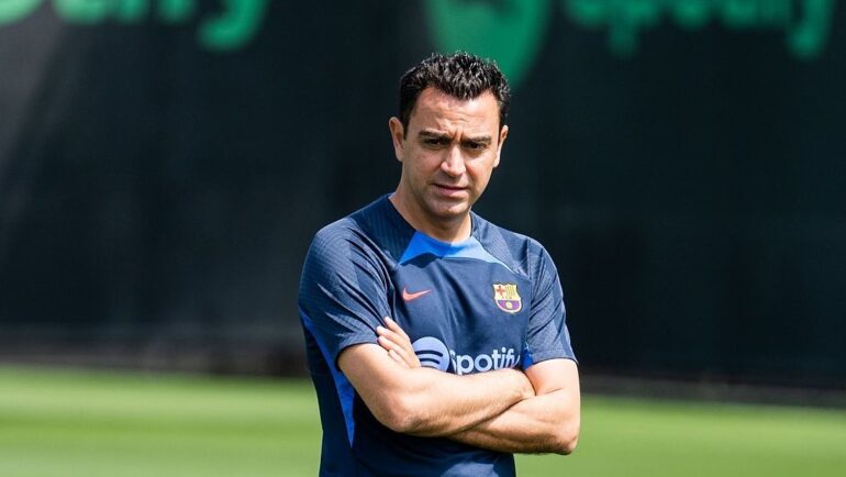 Xavi quan sát một buổi tập của Barca trên sân Joan Gamper. Ảnh: fcbarcelona.com