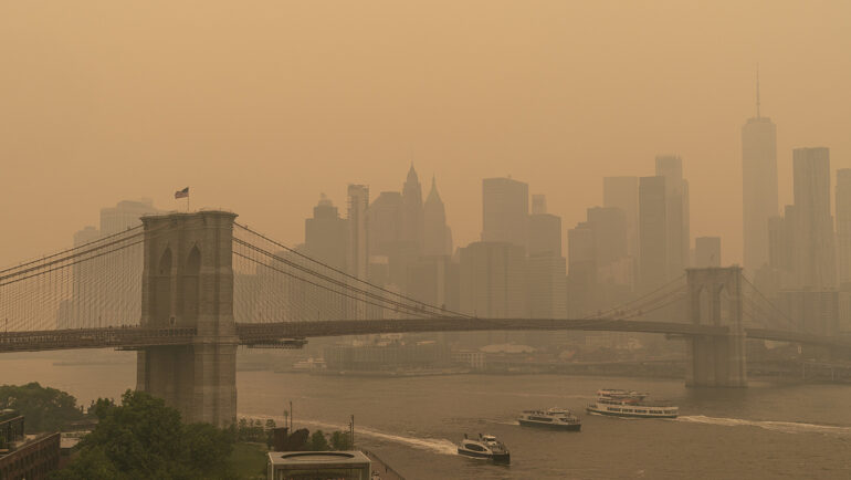 Thành phố New York, Mỹ chìm trong khói từ các đám cháy rừng ở Canada ngày 7/6. Ảnh: Reuters