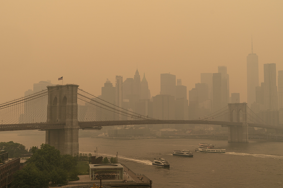 Thành phố New York, Mỹ chìm trong khói từ các đám cháy rừng ở Canada ngày 7/6. Ảnh: Reuters