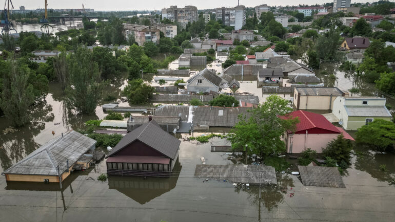 Một khu vực ở thành phố Nova Kakhovka ngập trong nước ngày 7/6 sau khi đập Kakhovka bị vỡ. Ảnh: Reuters