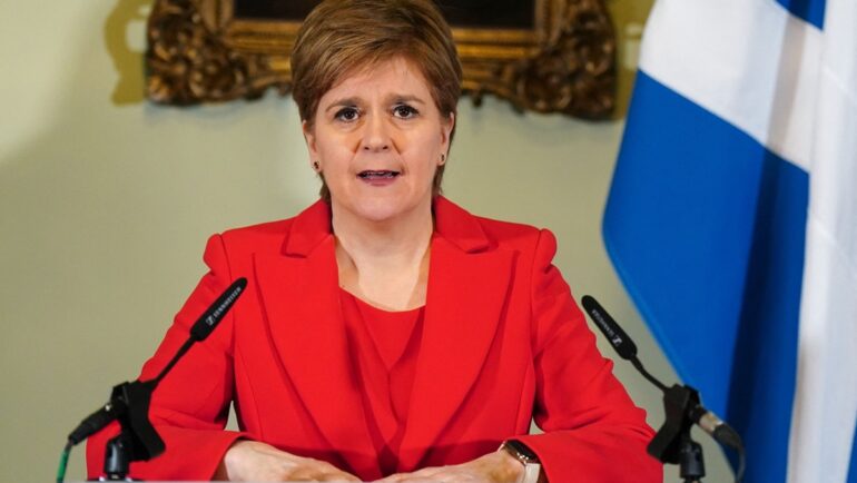 Bà Nicola Sturgeon phát biểu trong một cuộc họp báo ở Edinburgh, Scotland, hôm 15/2. Ảnh: AFP