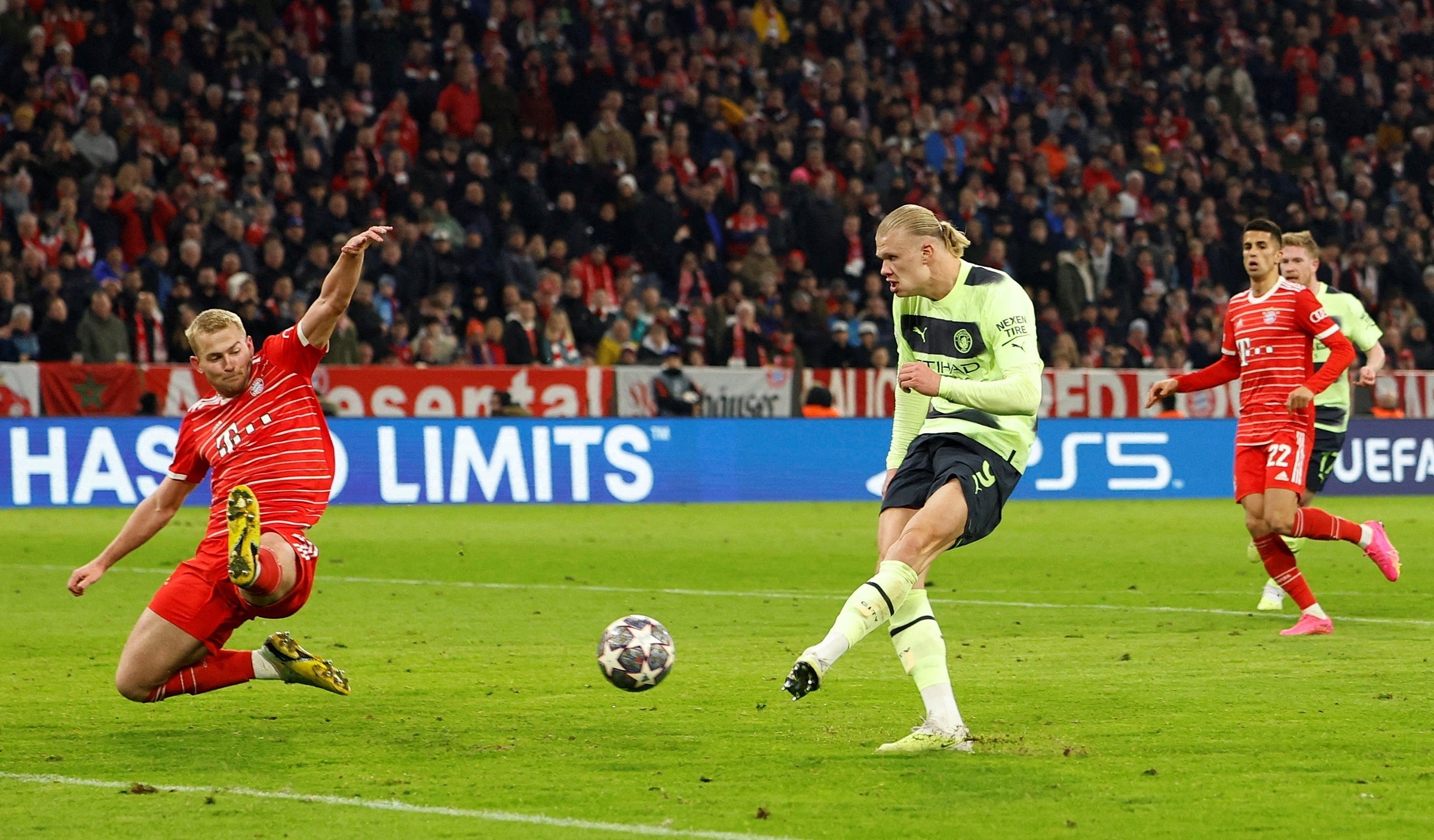 Haaland mở tỷ số trận Man City hòa chủ nhà Bayern 1-1 ở lượt về tứ kết Champions League ngày 19/4. Ảnh: Reuters