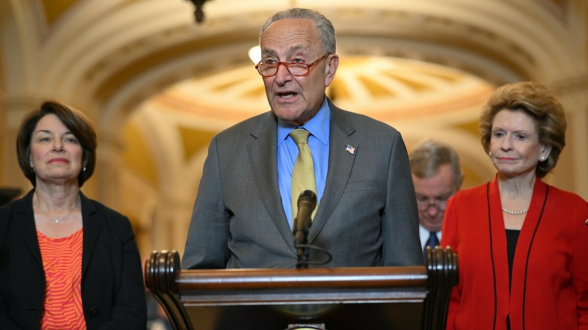 Lãnh đạo phe Dân chủ tại Thượng viện Chuck Schumer trong cuộc họp báo ở Đồi Capitol ngày 31/5. Ảnh: AFP
