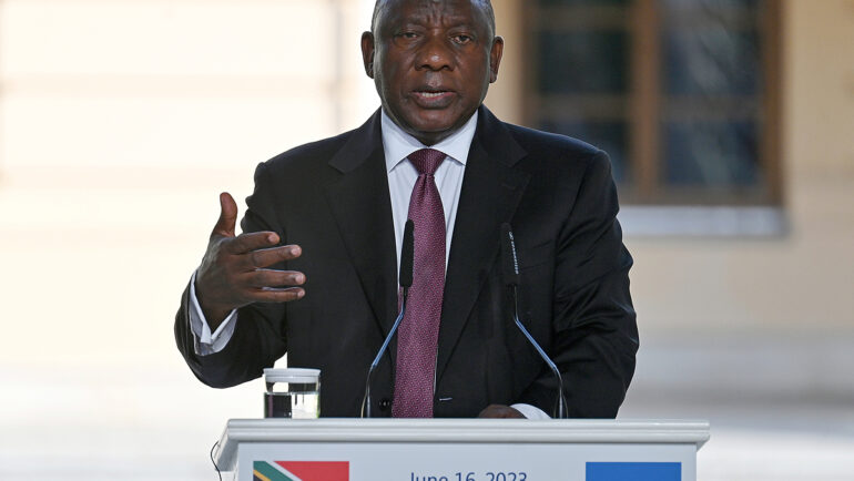 Tổng thống Nam Phi Cyril Ramaphosa trả lời báo chí tại Kiev ngày 16/6. Ảnh: AFP