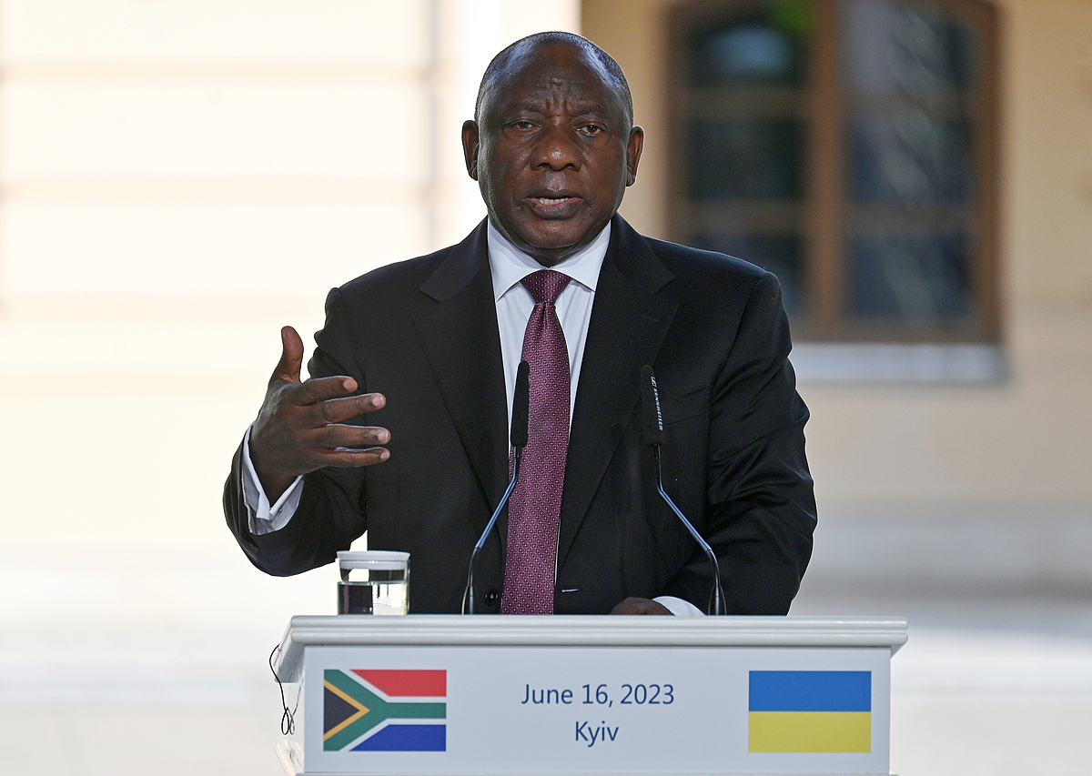Tổng thống Nam Phi Cyril Ramaphosa trả lời báo chí tại Kiev ngày 16/6. Ảnh: AFP