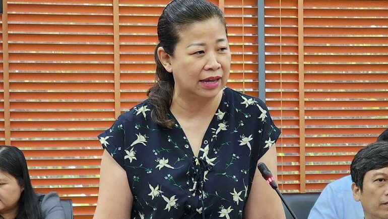 Bà Nguyễn Bích Thu, Quyền vụ trưởng Tiền lương, Bộ Nội vụ trả lời báo chí chiều 16/6. Ảnh: VT