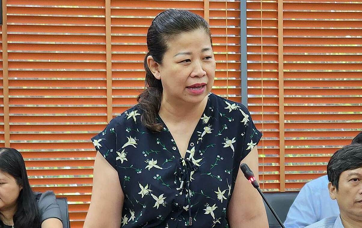 Bà Nguyễn Bích Thu, Quyền vụ trưởng Tiền lương, Bộ Nội vụ trả lời báo chí chiều 16/6. Ảnh: VT