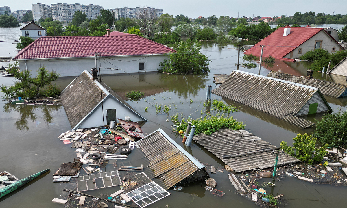 Một khu dân cư ven sông Dnieper bị ngập ngày 8/6 sau vụ vỡ đập Kakhovka. Ảnh: Reuters