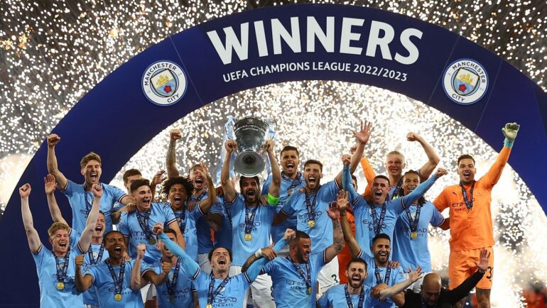 Man City nâng cup vô địch Champions League trên sân Ataturk, Istanbul, Thổ Nhĩ Kỳ ngày 10/6. Ảnh: Reuters