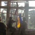 Hình ảnh do Ukraine công bố cho thấy binh sĩ nước này treo quốc kỳ tại làng Blahodatne, vùng Donetsk, hôm 11/6. Ảnh: Reuters