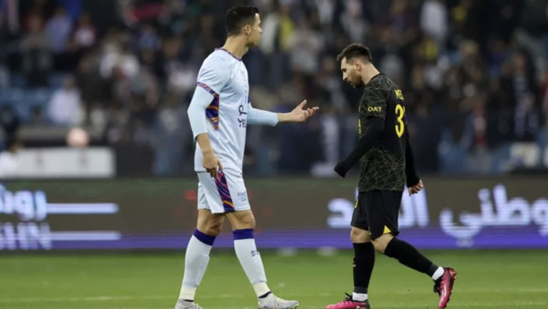 Ronaldo và Messi (quần áo đen) trong trận giao hữu ở Saudi Arabia hồi đầu năm 2023. Ảnh: AFP