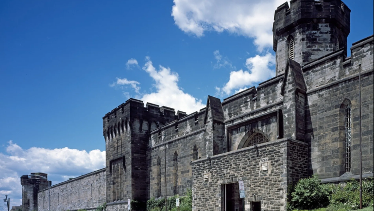 Cổng chính của ESP với quy mô được ví như thành trì kiên cố của một đế chế. Ảnh: Legend of America