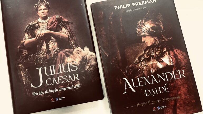 Cuốn Alexander Đại Đế - huyền thoại xứ Macedonia và Julius Caesar - nhà độc tài huyền thoại của La Mã dày hơn 500 trang. Ảnh: Bách Việt