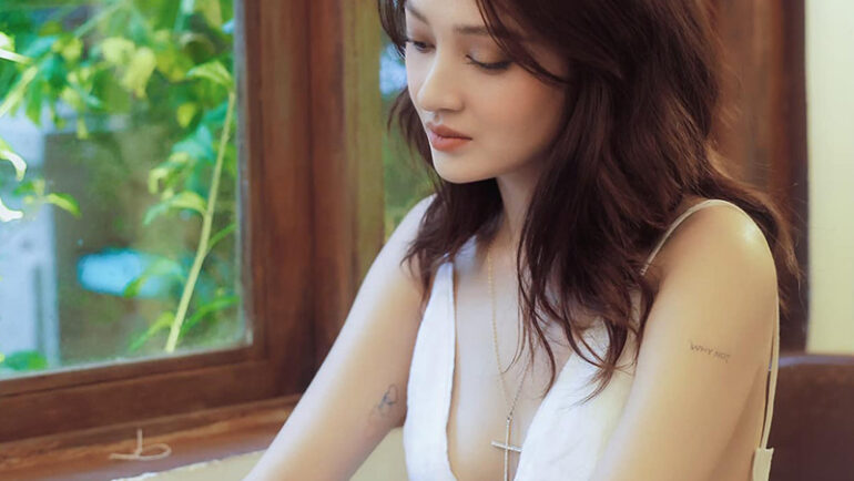 Bảo Anh sinh năm 1992, được biết đến khi tham gia chương trình Giọng hát Việt 2012. Cô gây chú ý qua các bản ballad như Trái tim em cũng biết đau (Mr. Siro), Ai khóc nỗi đau này (Đức Trí). Ở phim ảnh, ca sĩ đóng Nhà có 5 nàng tiên, Bẫy ngọt ngào. Ảnh: Nhân vật cung cấp