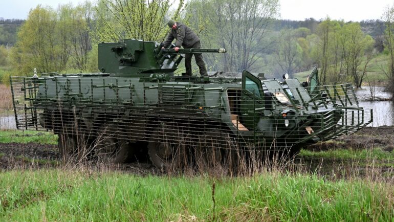 Kíp xe thiết giáp BTR-4E Ukraine huấn luyện ở tỉnh Kharkov hồi tháng 4. Ảnh: AFP