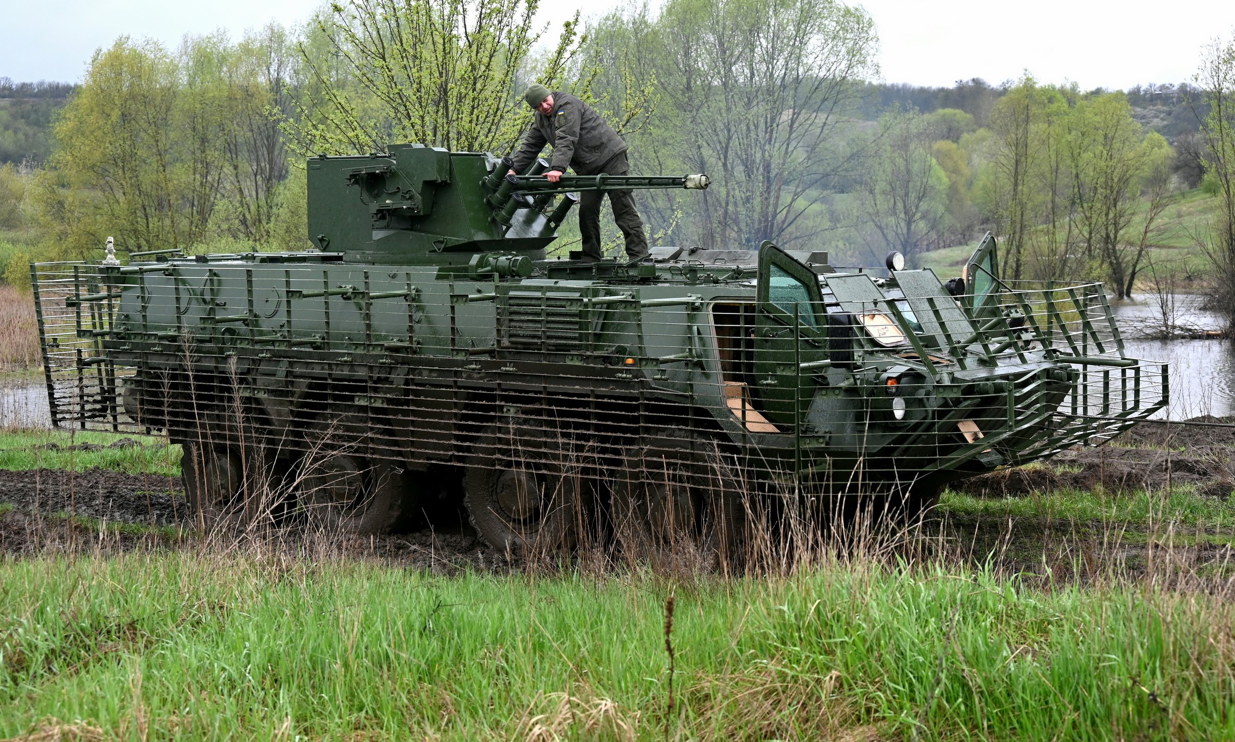 Kíp xe thiết giáp BTR-4E Ukraine huấn luyện ở tỉnh Kharkov hồi tháng 4. Ảnh: AFP