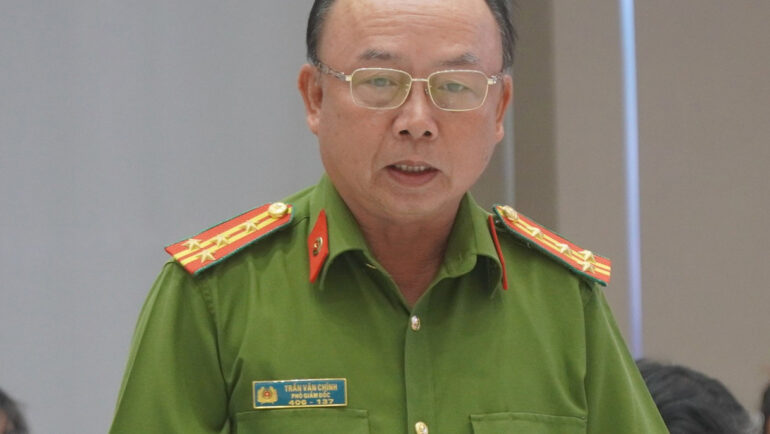 Đại tá Trần Văn Chính thông tin vụ án trong buổi họp báo UBND tỉnh Bình Dương chiều 7/6. Ảnh: Phước Tuấn