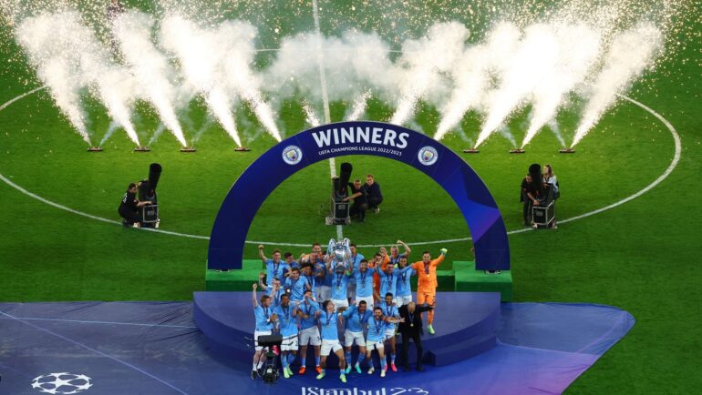 Man City nâng cup Champions League trên sân Ataturk, Istanbul, Thổ Nhĩ Kỳ ngày 10/6, hoàn tất cú ăn ba danh hiệu lón mùa này. Ảnh: Reuters