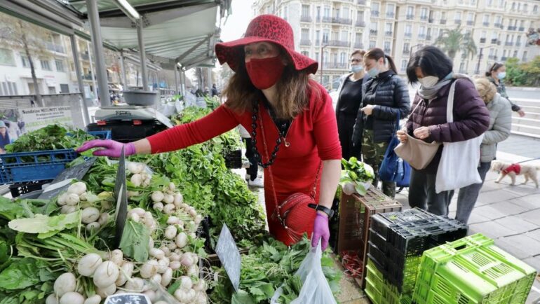 Quầy rau tại một khu chợ ở Nice (Pháp). Ảnh: Reuters