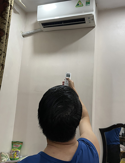 Anh Tiến kiểm tra lại điều hòa khi mùa nóng tới, tháng 5/2023. Ảnh: Nhân vật cung cấp