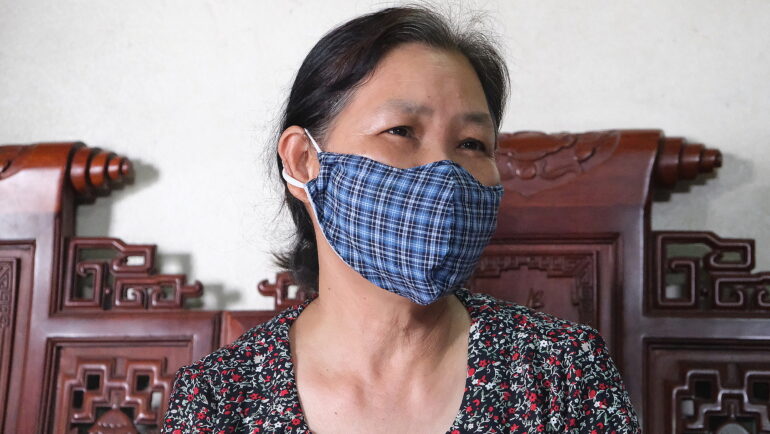 Chồng mất sau khi mất nhà vì kinh doanh đa cấp, hiện bà Trương Thị Bản một mình tham gia hai vụ kiện.