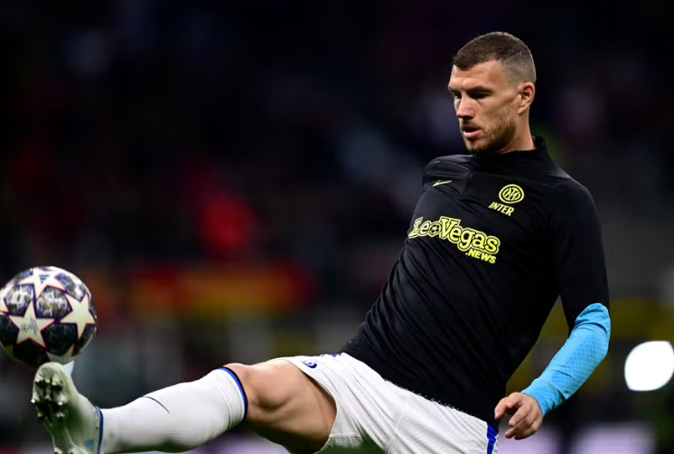 Dzeko tập luyện trước chung kết Cahmpions League ở Istanbul, Thổ Nhĩ Kỳ. Ảnh: AFP