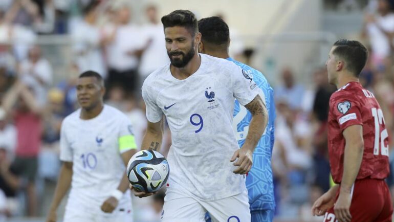 Giroud mừng bàn thứ 54 cho tuyển Pháp trong trận đấu tối 16/6. Ảnh: AP