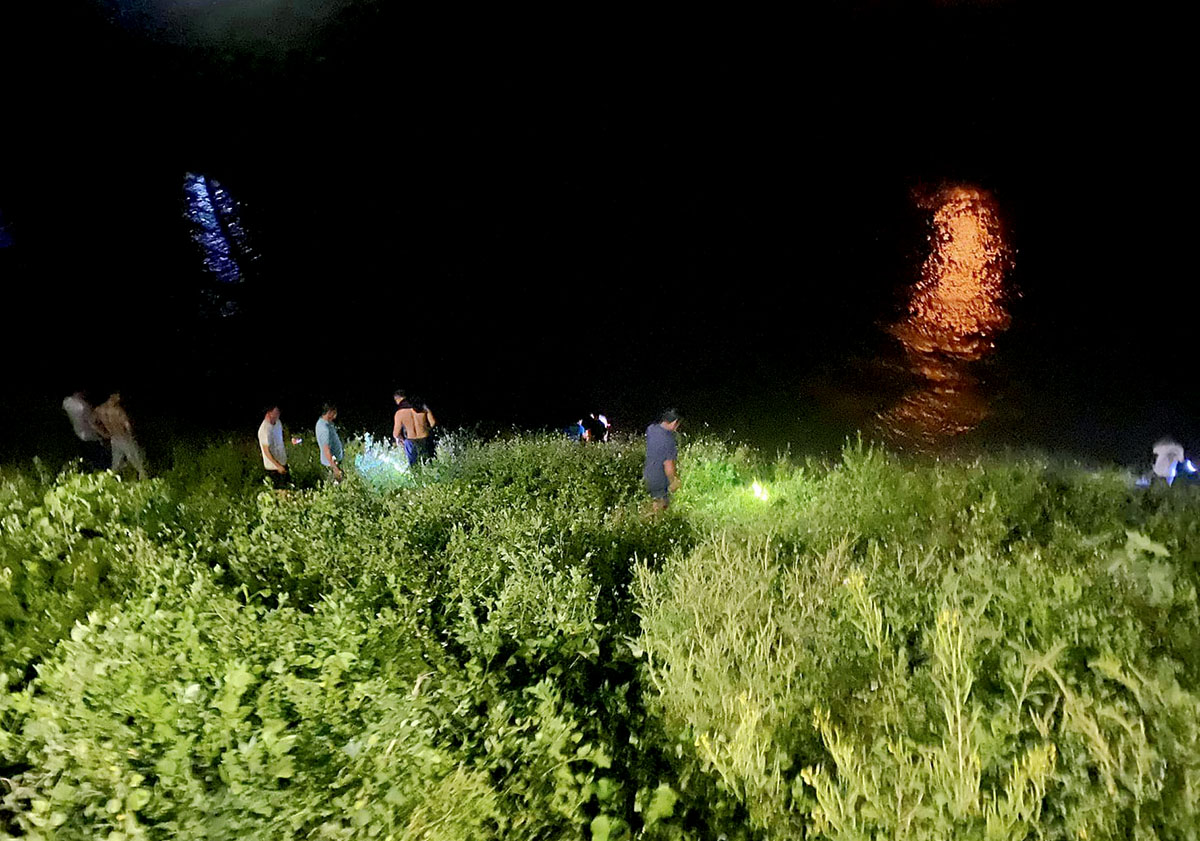 Lực lượng chức năng tìm kiếm Sửu trên bờ sông Đào. Ảnh: Hùng Lê