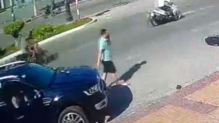 Cựu thiếu tá Hoàng Văn Minh bước xuống xe vừa đi vừa nghe điện thoại sau khi gây tai nạn khiến nữ sinh Hồ Hoàng Anh tử vong tại TP Phan Rang - Tháp Chàm. Ảnh:Cắt từ camera an ninh