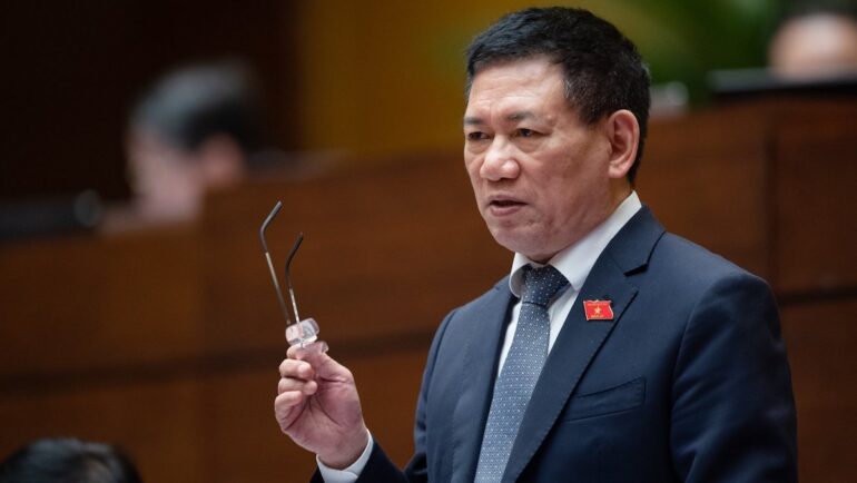 Bộ trưởng Tài chính Hồ Đức Phớc giải trình tại Quốc hội, chiều 1/6. Ảnh: Hoàng Phong