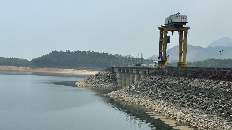 Nước ở hồ thủy điện Thác Bà giảm sâu, thấp hơn mực nước chết 0,5m, ngày 8/6. Ảnh: Anh Minh