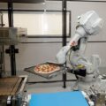 Robot làm bánh pizza của Zume. Ảnh: AP