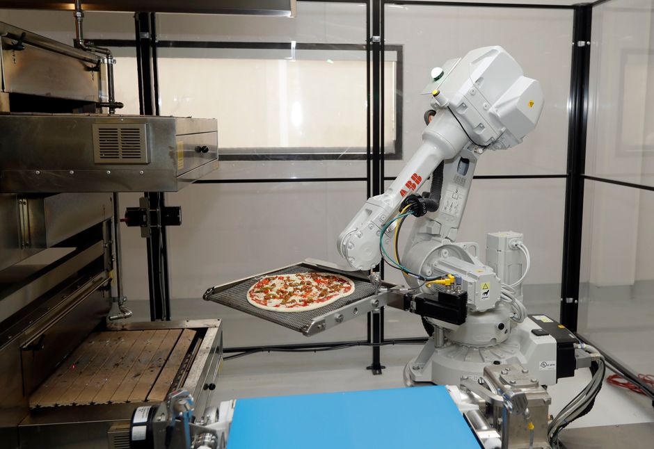Robot làm bánh pizza của Zume. Ảnh: AP