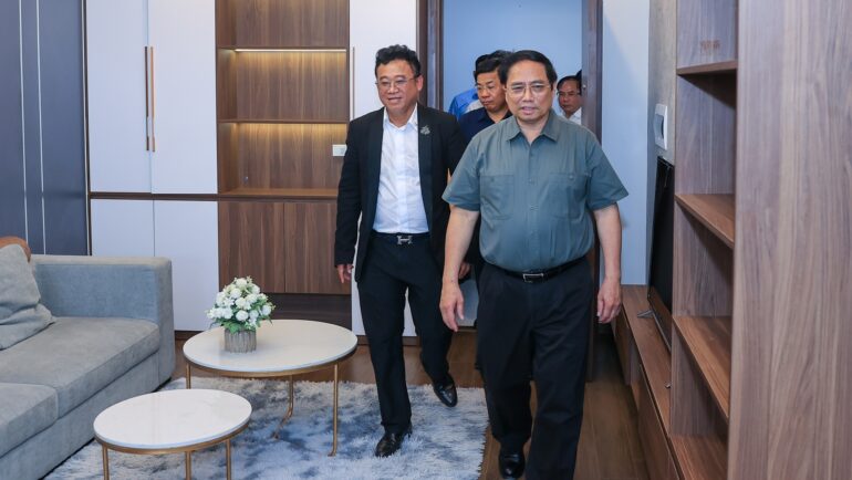 Thủ tướng thăm căn mẫu dự án nhà ở xã hội tại thị trấn Nếnh, tỉnh Bắc Giang, chiều 16/6. Ảnh: Nhật Bắc