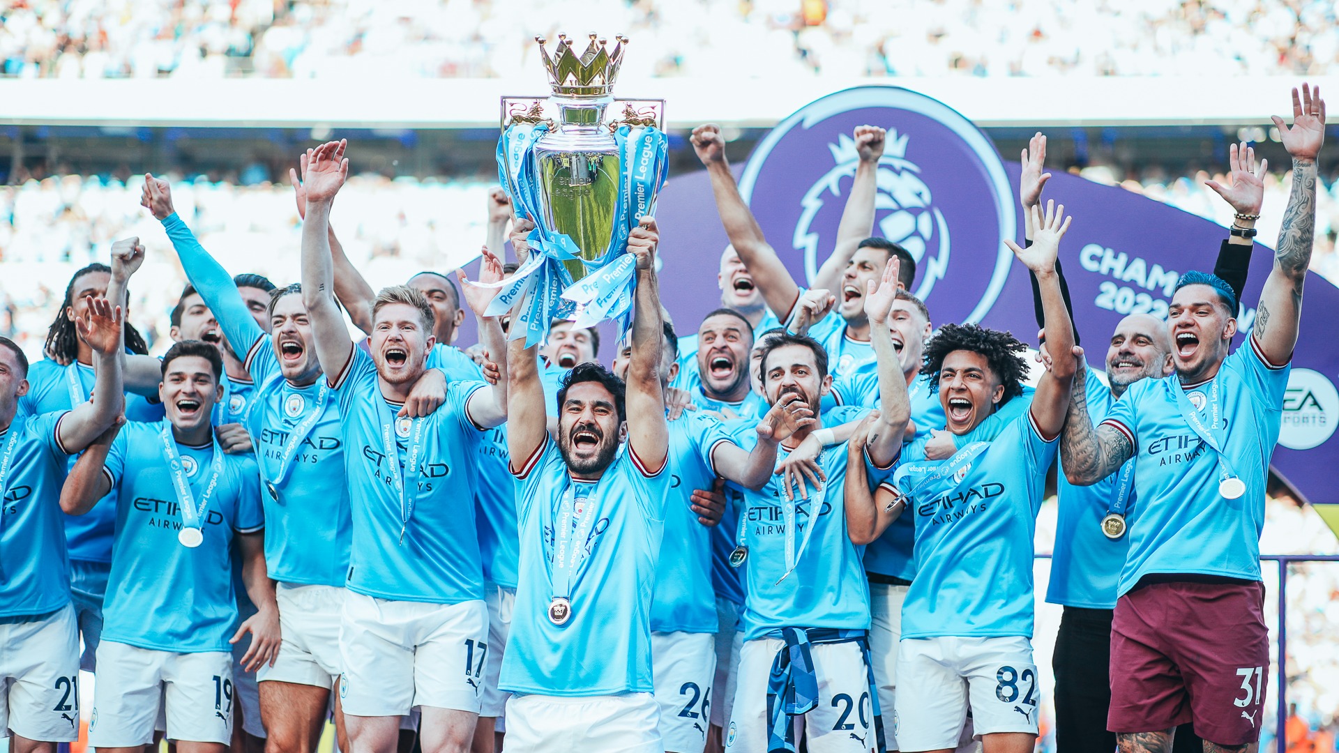 Các cầu thủ Man City trong khoảnh khắc nâng cup vô địch Ngoại hạng Anh mùa 2022-2023 ngày 21/5. Ảnh: mancity.com