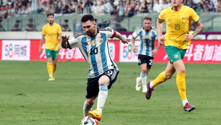 Messi khống chế bóng trong trận Argentina thắng Australia 2-0 tối 15/6 tại Bắc Kinh, Trung Quốc. Ảnh: Reuters